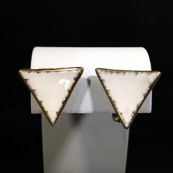 1950s Porcelain Gold Rimmed White Triangle Clip Earrings, Signed Milvern Co - Picture 5 of 9